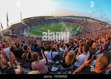 Salonicco, Grecia - 8 Agosto 2018: vista del stadio pieno dietro le ventole durante la UEFA Champions League terzo turno di qualificazione , tra PAOK vs Foto Stock