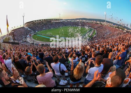 Salonicco, Grecia - 8 Agosto 2018: vista del stadio pieno dietro le ventole durante la UEFA Champions League terzo turno di qualificazione , tra PAOK vs Foto Stock