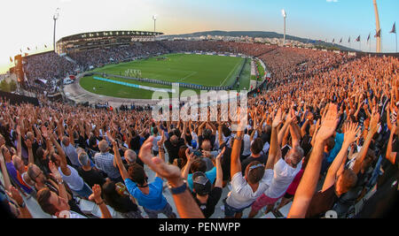 Salonicco, Grecia - 8 Agosto 2018: vista del stadio pieno dietro le ventole durante la UEFA Champions League terzo turno di qualificazione , tra PAOK vs Foto Stock