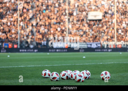 Salonicco, Grecia - 8 Agosto 2018: palloni da calcio sul campo prima della UEFA Champions League terzo turno di qualificazione , tra PAOK vs FC Spartak Mos Foto Stock