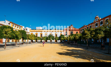 Siviglia, Spagna - Luglio 14th, 2018: i turisti a bandiere cortile, Patio de Banderas e bastioni di palazzo di Alcazar di Siviglia, in Andalusia, Spagna - UNESCO Foto Stock