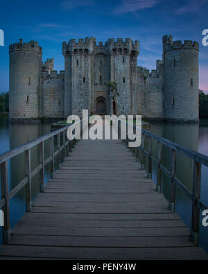 Serata al Castello Bodiam (costruito 1395 da Sir Edward Dalyngrigge), Bodiam, East Sussex, Inghilterra Foto Stock