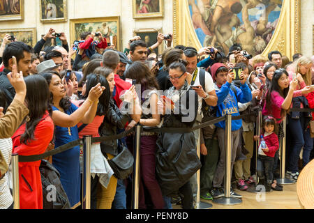 La folla che circonda la Mona Lisa di pittura, Musee du Louvre, Parigi, Francia Foto Stock