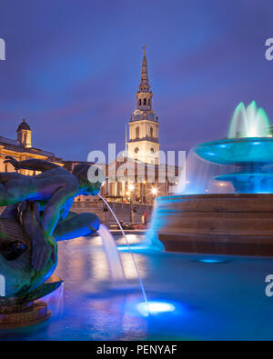 Trafalgar Square con St. Martins nel campo, Galleria Nazionale, nel West End di Londra Inghilterra, Regno Unito Foto Stock