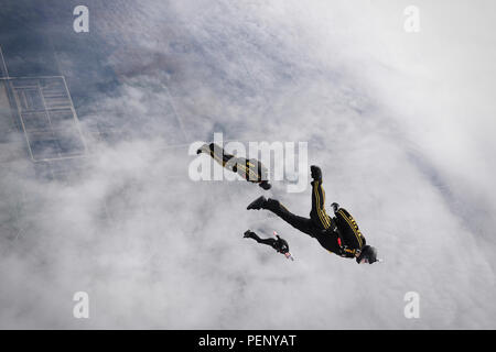 Il personale Sgt. Brandon Parra, SPC. Jason winger di istruttore e Mike Sanson, tutti i membri dell'esercito di cavalieri d'oro team di dimostrazione, condurre un salto di formazione su Homestead Air Base di riserva a gennaio 19, 2016. (U.S. Air National Guard personale Sgt. Christopher S. Muncy / rilasciato) Foto Stock