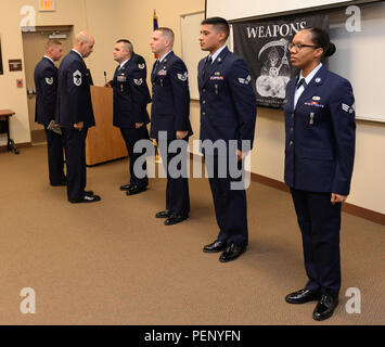 Master Chief Sgt. Brian Huber, seconda missione del gruppo di supporto sovrintendente, ispeziona il vestito e l'aspetto degli avieri del xx Manutenzione aeromobili unità come parte del quarto trimestre carico di armi della concorrenza a Barksdale Air Force Base, La., 7 gennaio 2016. Ogni trimestre l'equipaggio superiore dal ventesimo AMU piazze off contro la sommità dell equipaggio dell aereo 96unità di manutenzione e sono valutate sulla base delle loro prestazioni su una prova scritta, abito e ispezione di aspetto, un tool box di ispezione e carico di armi operazioni tecniche. (U.S. Air Force foto/Airman 1. Classe Curt Spiaggia) Foto Stock