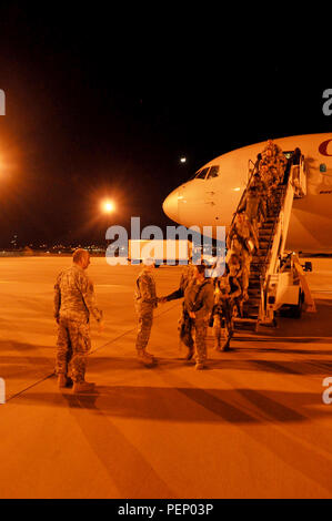 Da sinistra, Lt. Col. Michael Karns, commander, 2206th mobilitazione battaglione di supporto, direzione dei piani, di formazione, di mobilitazione e di sicurezza, il comando Sgt. Il Mag. Abbe Mulhollad, G-3 sergente maggiore, duecentesimo della polizia militare di comando e di Brig. Gen. Marion Garcia, vice comandante delle operazioni, duecentesimo MP Comando, salutare i soldati assegnato all'88MP Company, U.S. La riserva di esercito, qui dic. 18, 2015. L'unità dotata di protezione esterna a Guantánamo Base Navale, Cuba, mentre distribuito. Foto Stock