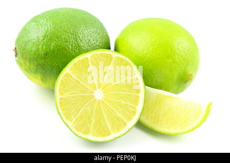Composizione di lime fresco frutta isolato su uno sfondo bianco Foto Stock