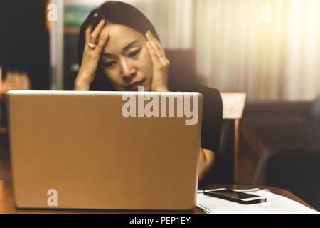 Donna d'affari in cerca di lavoro di stress sul computer di lavoro straordinario, Foto Stock