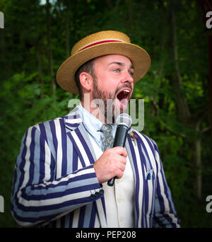 Cantante professionista, Pete Wayre, sul palco, che intrattiene la folla al Crich Tramway Village, evento degli anni '40, estate '18. Ci incontreremo di nuovo. Foto Stock