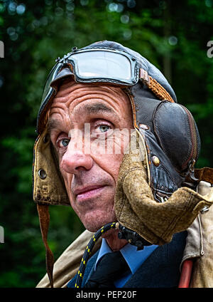 Primo piano ritratto del re-enactor come pilota di guerra con casco e occhiali da vista vintage, Crich Tramway Village, 1940s evento della seconda guerra mondiale. Foto Stock