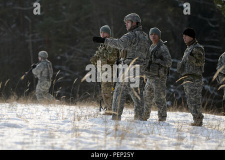 Stati Uniti I soldati assegnati a 554th Polizia Militare azienda partecipa in un campo di formazione in esercizio il Boeblingen Local Area Formazione, Germania, gennaio 21, 2016. (U.S. Esercito foto di Visual Information Specialist Jason Johnston/rilasciato) Foto Stock