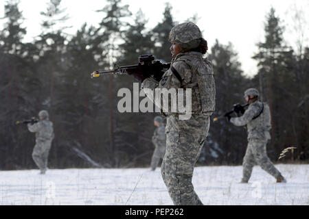 Stati Uniti I soldati assegnati a 554th Polizia Militare azienda partecipa in un campo di formazione in esercizio il Boeblingen Local Area Formazione, Germania, gennaio 21, 2016. (U.S. Esercito foto di Visual Information Specialist Jason Johnston/rilasciato) Foto Stock