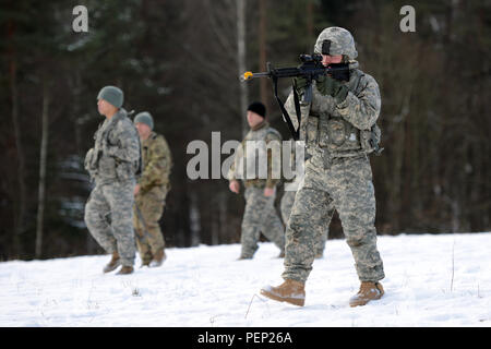 Stati Uniti I soldati assegnati a 554th Polizia Militare azienda partecipa in un campo di formazione in esercizio il Boeblingen Local Area Formazione, Germania, gennaio 21, 2016. (U.S. Esercito foto di Visual Information Specialist Jason Johnston/rilasciato) Foto Stock