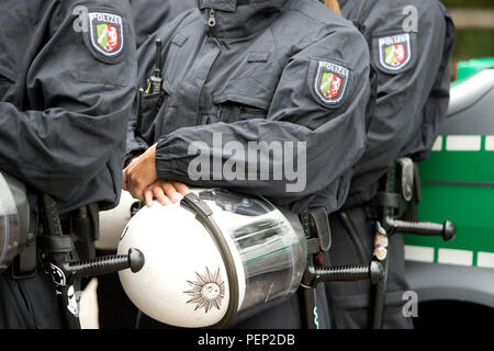 La preparazione di polizia, Hundertschaft, dettaglio generale, funzione, Randmotiv, casco, attrezzature, baton, NRW- il Ministro degli Interni Herbert Reul visitato il Landesreiterstaffel la polizia NRW, 15.08.2018 in Willich. | Utilizzo di tutto il mondo Foto Stock