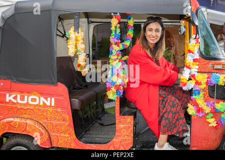 Anita Rani Nazran, meglio conosciuta come Anita Rani, un presentatore radiofonico e televisivo britannico, ospita eventi, emittente vincitrice del premio RTS al Southport Flower Show.UK Foto Stock