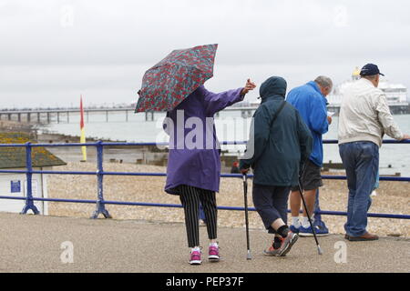 Eastbourne, Regno Unito. 16 ago 2018. Regno Unito meteo. I visitatori a Eastbourne brave airshow la pioggia sperando che l'Airshow di va avanti.Eastbourne,East Sussex, UK Credit: Ed Brown/Alamy Live News Foto Stock