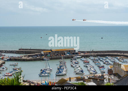 Lyme Regis, Dorset, Regno Unito. 16 agosto 2018. Regno Unito Meteo: Pomeriggio soleggiato a Lyme Regis. I turisti e i visitatori si riuniscono per godersi le celebrazioni i Love Lyme Day in un pomeriggio caldo e soleggiato e guardare la spettacolare mostra del Flying Circus Wing-Walkers Formation Team. Credit: PQ/Alamy Live News Foto Stock