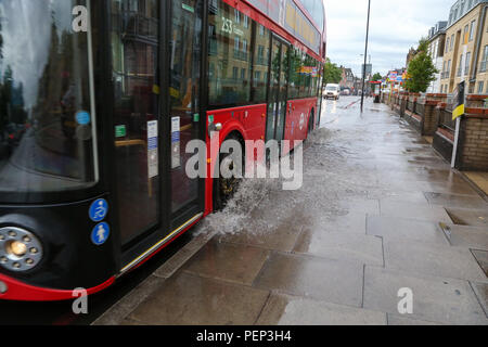 Finsbury Park. A nord di Londra. Regno Unito 16 ago 2018 - una unità bus attraverso una strada allagata a Finsbury Park, Nord di Londra dopo un pesante acquazzone nella capitale. Credito: Dinendra Haria/Alamy Live News Foto Stock