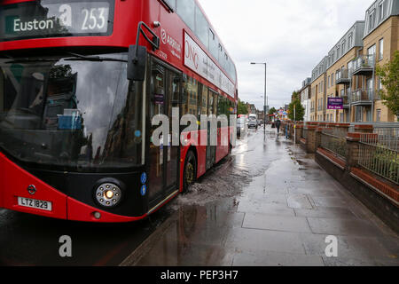 Finsbury Park. A nord di Londra. Regno Unito 16 ago 2018 - una unità bus attraverso una strada allagata a Finsbury Park, Nord di Londra dopo un pesante acquazzone nella capitale. Credito: Dinendra Haria/Alamy Live News Foto Stock