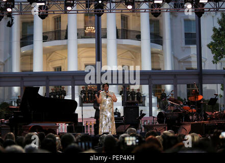 FILE: 16 Ago 2018. Aretha Franklin passa via di età compresa tra i 76. Foto: Aretha Franklin arriva per eseguire presso l'International Jazz concerto di giorno sul prato Sud della Casa Bianca a Washington DC, Aprile 29, 2016. Il Presidente degli Stati Uniti Barack Obama ha reso note per introdurre l'evento. Credito: MediaPunch Inc/Alamy Live News Foto Stock