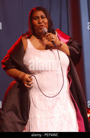 Cleveland, OH, Stati Uniti d'America. 16 Ago, 2018. 16 Agosto 2018 - 1942 Ã Aretha Franklin, la "regina del soul, ' muore a 76. File foto: Lug 27, 2003; Cleveland, OH, Stati Uniti d'America; il cantante Aretha Franklin esegue presso il padiglione di scena in Cleveland Ohio.Photo credit: Laura Farr/AdMedia Credito: Laura Farr/AdMedia/ZUMA filo/Alamy Live News Foto Stock