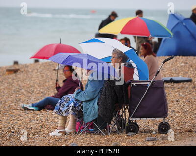 Eastbourne, Regno Unito. 16 Ago, 2018. Eastbourne: Airshow Le cattive condizioni meteo ha portato la maggior parte dei voli previsti sul primo giorno del Eastbourne International Air Show di essere annullati, con solo 3 voli luogo: Chinook, Belga Air Force 109 elicottero & Typhoon alle 4 del pomeriggio in un giorno di pioggia pesante e spessa nube di copertura. Credito: James Bell/Alamy Live News Foto Stock