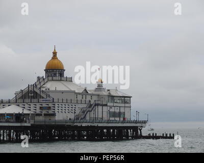 Eastbourne, Regno Unito. 16 Ago, 2018. Regno Unito Meteo: un giorno di Spesse nuvole grigie e pioggia a Eastbourne. Credito: James Bell/Alamy Live News Foto Stock