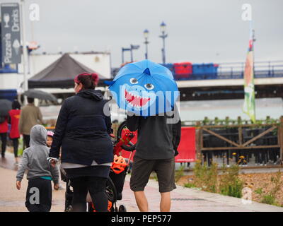 Eastbourne, Regno Unito. 16 Ago, 2018. Regno Unito Meteo: un giorno di Spesse nuvole grigie e pioggia a Eastbourne. Credito: James Bell/Alamy Live News Foto Stock