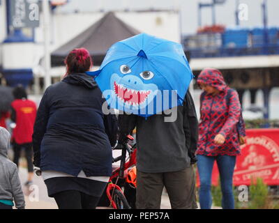 Eastbourne, Regno Unito. 16 Ago, 2018. Regno Unito Meteo: un giorno di Spesse nuvole grigie e pioggia a Eastbourne. Credito: James Bell/Alamy Live News Foto Stock