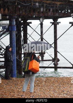 Eastbourne, Regno Unito. 16 Ago, 2018. Regno Unito Meteo: un giorno di Spesse nuvole grigie e pioggia a Eastbourne. Credito: James Bell/Alamy Live News Foto Stock