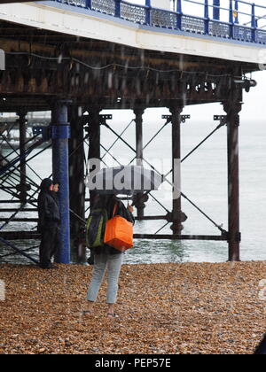 Eastbourne, Regno Unito. 16 Ago, 2018. Regno Unito Meteo: un giorno di Spesse nuvole grigie e pioggia a Eastbourne. Credito: James Bell/Alamy Live News Foto Stock