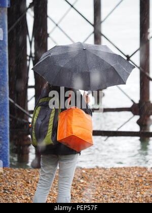 Eastbourne, Regno Unito. 16 Ago, 2018. Regno Unito Meteo: un giorno di Spesse nuvole grigie e pioggia a Eastbourne. Credito: James Bell/Alamy Live News Foto Stock