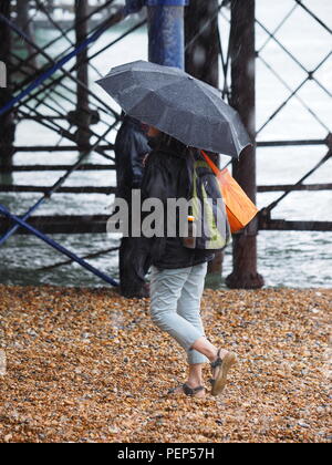 Eastbourne, Regno Unito. 16 Ago, 2018. Regno Unito Meteo: un giorno di Spesse nuvole grigie e pioggia a Eastbourne. Credito: James Bell/Alamy Live News Foto Stock
