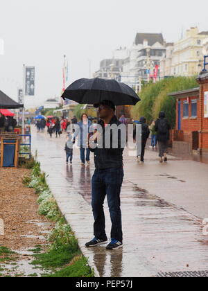 Eastbourne, Regno Unito. 16 Ago, 2018. Regno Unito Meteo: un giorno di Spesse nuvole grigie e pioggia a Eastbourne. Credito: James Bell/Alamy Live News Foto Stock