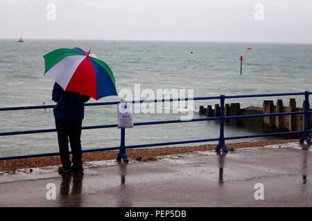 Eastbourne, Regno Unito. 16 ago 2018. Regno Unito meteo. I visitatori a Eastbourne brave airshow la pioggia sperando che l'Airshow di va avanti.Eastbourne,East Sussex, UK Credit: Ed Brown/Alamy Live News Foto Stock