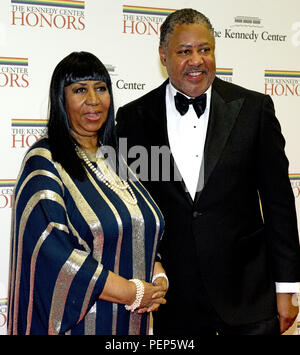 1 dicembre 2012 - Washington, Distretto di Columbia, Stati Uniti d'America - Aretha Franklin e Richard Gibbs arrivano per la formale dell'artista la cena in onore di destinatari del 2012 Kennedy Center Honors ospitati dagli Stati Uniti il Segretario di Stato Hillary Rodham Clinton presso l'U.S. Il Dipartimento di Stato a Washington, DC il Sabato, 1 dicembre 2012. Il 2012 honorees sono Buddy Guy, attore Dustin Hoffman, a tarda notte host David Letterman, ballerina Natalia Makarova, e il British rock band Led Zeppelin (Robert Plant, Jimmy Page e John Paul Jones).Credit: Ron Sachs/CNP (credito Immagine: © Foto Stock