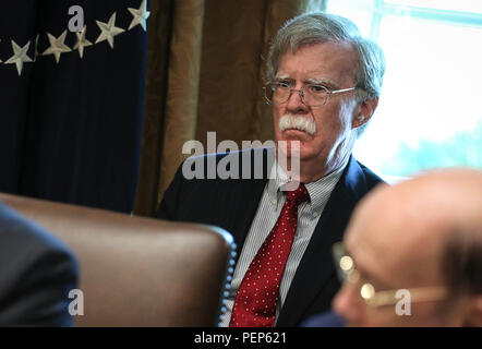 Washington, Stati Uniti d'America. 16 Ago, 2018. White House National Security Advisor John Bolton partecipa a una riunione del gabinetto nel Cabinet Room della casa bianca il 16 agosto 2018 a Washington, Stati Uniti d'America. Credito: Oliver Contreras/Piscina via CNP | Utilizzo di credito in tutto il mondo: dpa/Alamy Live News Foto Stock