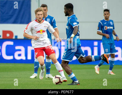 Craiova, Romania. 16 Ago, 2018. Calcio Europa League, qualifiche del round 3, ritorno, CS Universitatea Craiova vs RB Leipzig a Ion-Oblemenco Stadium. Craiova's Isaac Donkor (C) in azione contro di Lipsia Emil Forsberg (L). Foto: Catalin Soare/dpa Credito: dpa picture alliance/Alamy Live News Credito: dpa picture alliance/Alamy Live News Foto Stock