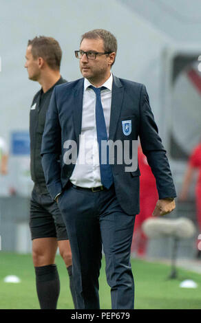 Craiova, Romania. 16 Ago, 2018. Calcio Europa League, qualifiche del round 3, ritorno, CS Universitatea Craiova vs RB Leipzig a Ion-Oblemenco Stadium. Devis Mangia, allenatore di CS Universitatea Craiova, segue il gioco. Foto: Catalin Soare/dpa Credito: dpa picture alliance/Alamy Live News Credito: dpa picture alliance/Alamy Live News Foto Stock