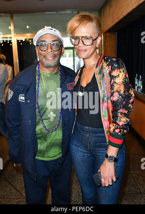 Berlino, Germania. 16 Ago, 2018. Noi regista Spike Lee e sua moglie Tonya Lewis arrivare prima di scattare la foto per il film "BLACKkKLANSMAN' Kino International. Il film sarà rilasciato il 23 agosto 2018. Credito: Gerald Matzka/dpa-Zentralbild/dpa/Alamy Live News Foto Stock