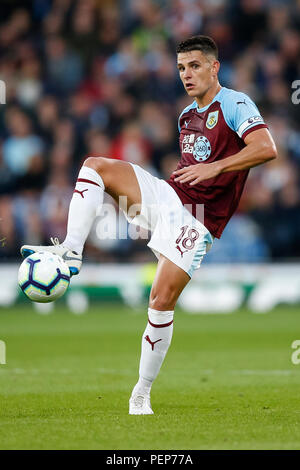 Burnley, Regno Unito. Il 16 agosto 2018. Ashley Westwood di Burnley durante la UEFA Europa League terzo turno di qualificazione della seconda gamba match tra Burnley e Istanbul Basaksehir a Turf Moor il 16 agosto 2018 a Burnley, Inghilterra. (Foto di Daniel Chesterton/phcimages.com) Credit: Immagini di PHC/Alamy Live News Foto Stock