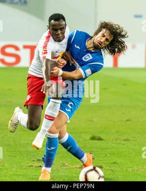Craiova, Romania. 16 Ago, 2018. Calcio: Europa League, Qualifica Round 3, ritorno, CS Universitatea Craiova - RB Leipzig a Ion-Oblemenco Stadium. Craiova's Tiago Fereira (r) contro Lipsia Bruma. Credito: Catalin Soare/dpa Credito: dpa picture alliance/Alamy Live News/dpa/Alamy Live News Foto Stock