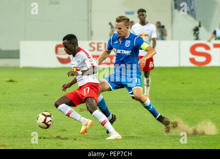 Craiova, Romania. 16 Ago, 2018. Calcio: Europa League, Qualifica Round 3, ritorno, CS Universitatea Craiova - RB Leipzig a Ion-Oblemenco Stadium. Craiova's Nicusor Bancu (r) contro Lipsia Bruma. Credito: Catalin Soare/dpa/Alamy Live News Foto Stock