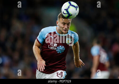 Burnley, Regno Unito. Il 16 agosto 2018. Ben Gibson di Burnley durante la UEFA Europa League terzo turno di qualificazione della seconda gamba match tra Burnley e Istanbul Basaksehir a Turf Moor il 16 agosto 2018 a Burnley, Inghilterra. (Foto di Daniel Chesterton/phcimages.com) Credit: Immagini di PHC/Alamy Live News Foto Stock