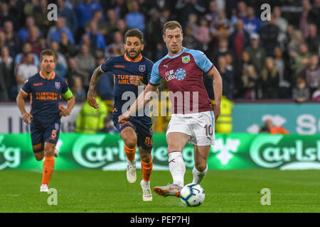 Burnley, Regno Unito. Il 16 agosto 2018. Burnley, Regno Unito. Il 16 agosto 2018, Turf Moor, Burnley, Inghilterra; UEFA Europa League qualifica Terzo Round Burnley v Istanbul Basaksehir, Ashley Barnes (10) di Burnley attraversa la sfera Credito: News immagini /Alamy Live News Foto Stock
