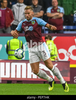 Burnley, Regno Unito. Il 16 agosto 2018. Burnley, Regno Unito. Il 16 agosto 2018, Turf Moor, Burnley, Inghilterra; UEFA Europa League qualifica Terzo Round Burnley v Istanbul Basaksehir, Charlie Taylor (3) di Credito Burnley: News immagini /Alamy Live News Foto Stock