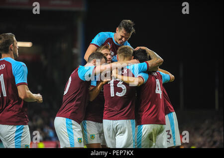 Burnley, Regno Unito. Il 16 agosto 2018. Il 16 agosto 2018, Turf Moor, Burnley, Inghilterra; UEFA Europa League qualifica Terzo Round Burnley v Istanbul Basaksehir, Burnley celebrano il loro obiettivo di renderlo 1-0 Foto Stock