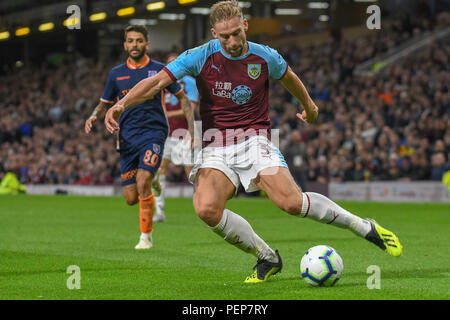 Burnley, Regno Unito. Il 16 agosto 2018. Il 16 agosto 2018, Turf Moor, Burnley, Inghilterra; UEFA Europa League qualifica Terzo Round Burnley v Istanbul Basaksehir, Charlie Taylor (3) di Burnley mette la croce in Foto Stock