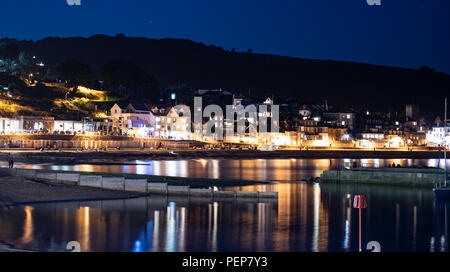 Lyme Regis, Dorset. 16 agosto 2018. Regno Unito Meteo: Le luci della città si riflettono nel mare calmo su una notte di cielo chiaro che termina una giornata mista di sole, nuvola e docce in Lyme Regis. Credit: Notizie dal vivo di DWR/Alamy Foto Stock